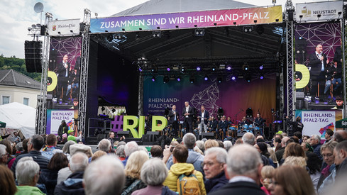 „Endlich geht es los!“ – Ministerpräsident Alexander Schweitzer eröffnet Landesfest in Neustadt an der Weinstraße