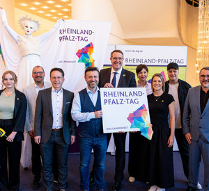 Die Vertreterinnen und Vertreter der Medienpartner des 34. Rheinland-Pfalz-Tages mit Ministerpräsident Alexander Schweitzer und dem Oberbürgermeister von Neustadt an der Weinstraße, Marc Weigel. 