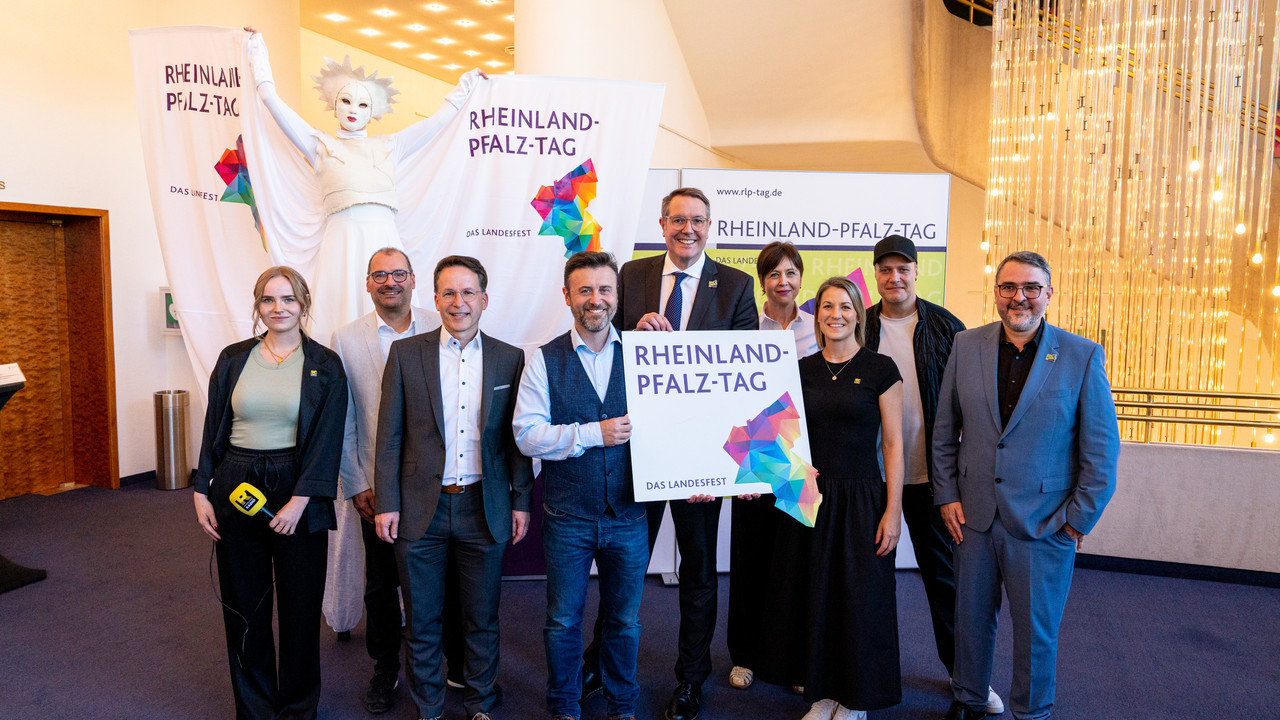 Die Vertreterinnen und Vertreter der Medienpartner des 34. Rheinland-Pfalz-Tages mit Ministerpräsident Alexander Schweitzer und dem Oberbürgermeister von Neustadt an der Weinstraße, Marc Weigel. 