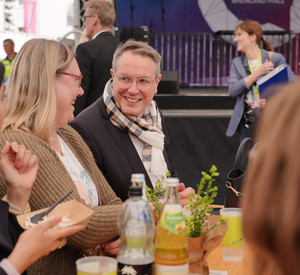 Ministerpräsident Alexander Schweitzer im Austausch mit Bürgerinnen und Bürgern auf dem Rheinland-Pfalz-Tag.