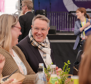Ministerpräsident Alexander Schweitzer im Austausch mit Bürgerinnen und Bürgern auf dem Rheinland-Pfalz-Tag.
