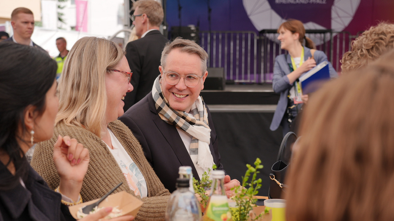 Ministerpräsident Alexander Schweitzer im Austausch mit Bürgerinnen und Bürgern auf dem Rheinland-Pfalz-Tag.