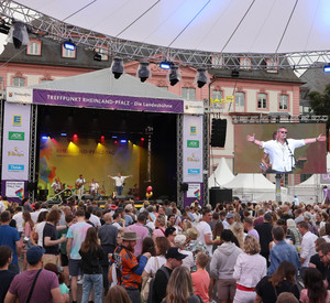 Eine Bühne und Besucher bei dem Rheinland-Pfalz Tag