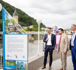 Zur Einstimmung auf das Landesfest haben der Chef der Staatskanzlei, Fabian Kirsch, Stadtbürgermeister Oliver Krügel und der Bürgermeister der Verbandsgemeinde Bad Ems-Nassau, Uwe Bruchhäuser, eine Stelenausstellung eröffnet. 