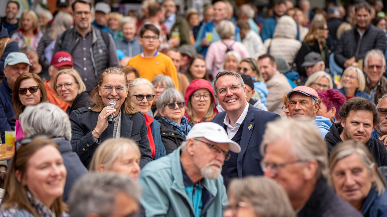 Ministerpräsident Alexander Schweitzer beim Dämmerschoppen der Landesregierung.