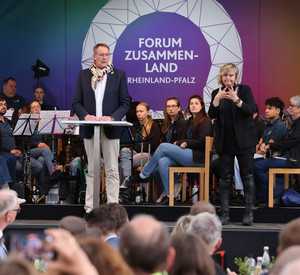 Ministerpräsident Alexander Schweitzer spricht auf dem Bürgerempfang.