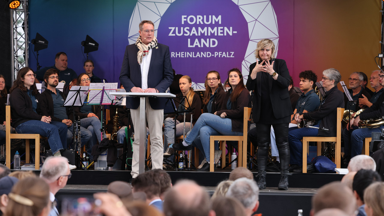 Ministerpräsident Alexander Schweitzer spricht auf dem Bürgerempfang.